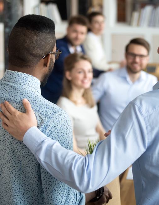 Nouvel employé présenté à ses collègues